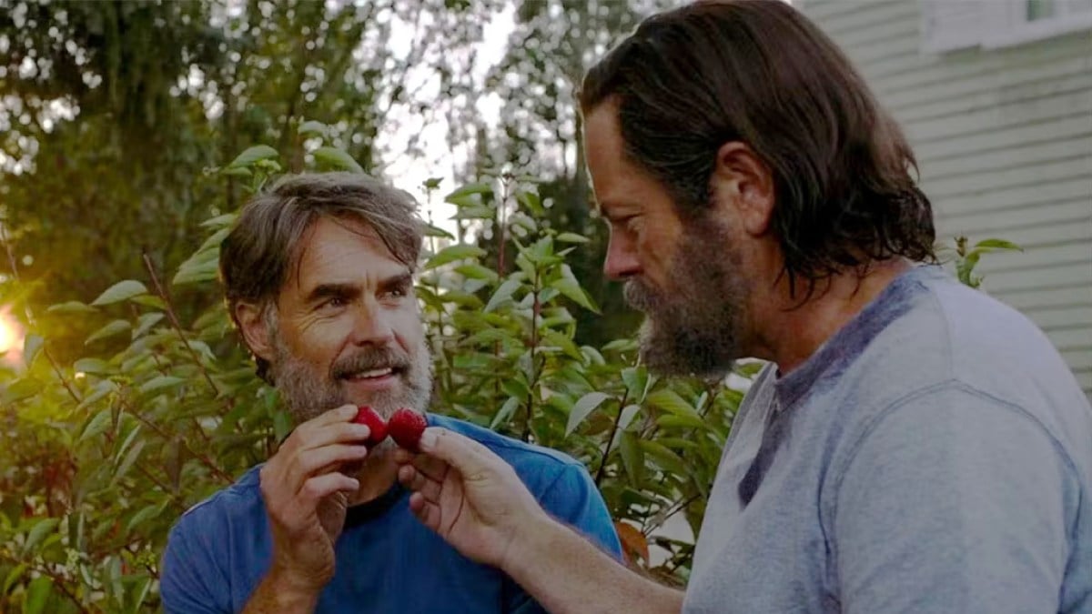 Bill och Frank Holding jordgubbar i The Last of Us säsong 1, avsnitt 3