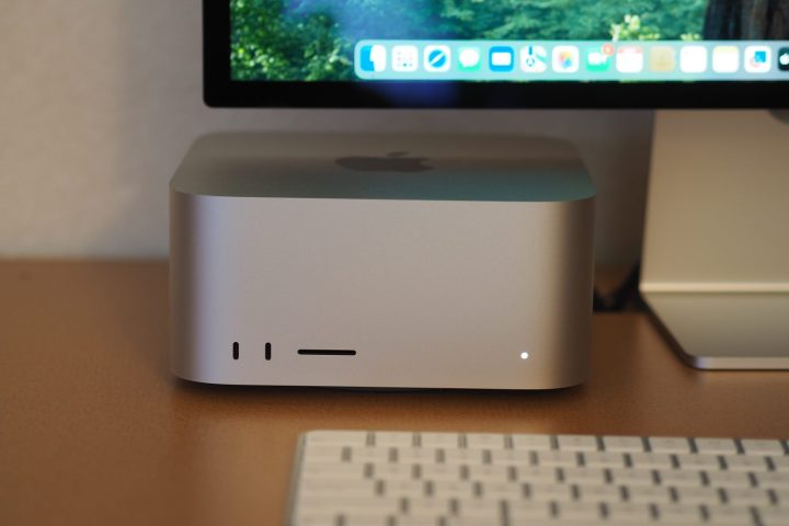 Apple Mac Studio 2025 Front View som visar främre portar.