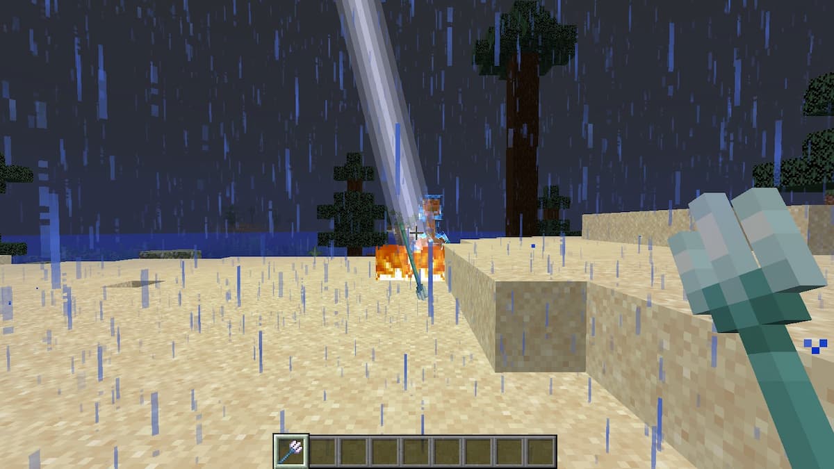 Använda en trident med kanalisering för att skapa en laddad creeper.
