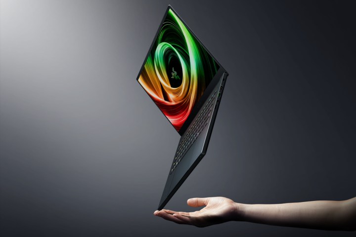 Razer Blade 14 balans på någons hand