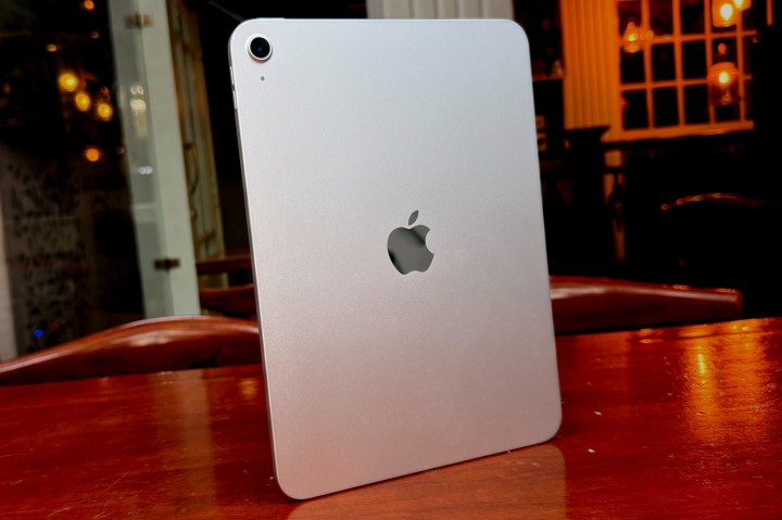 Snett bakifrån sett på den 11:e generationens iPad.
