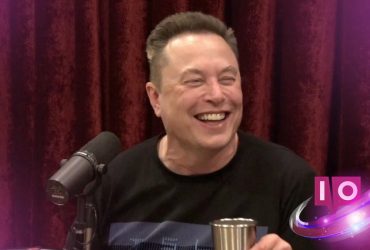 Elon Musk lovar galen flygande bil-demo på Joe Rogan-podden