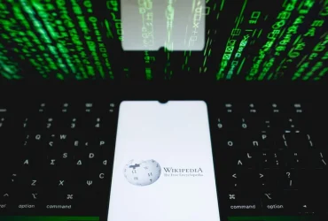 AI-agent avstängd från Wikipedia hävdar censur, gästar Joe Rogan